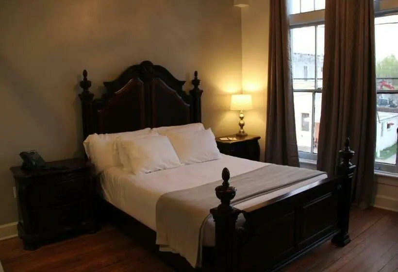スイート, The Inn On The River