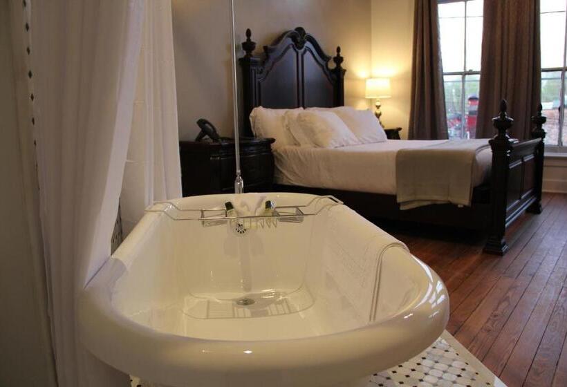 스위트, The Inn On The River