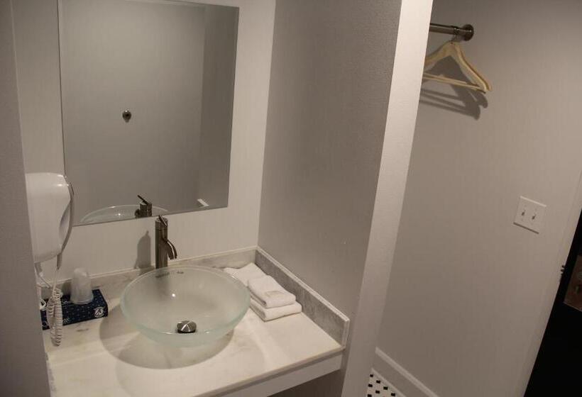 수피리어 룸, The Inn On The River