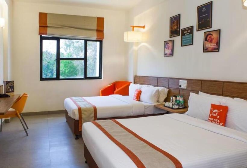 デラックスの4人部屋, Max Hotels Jabalpur