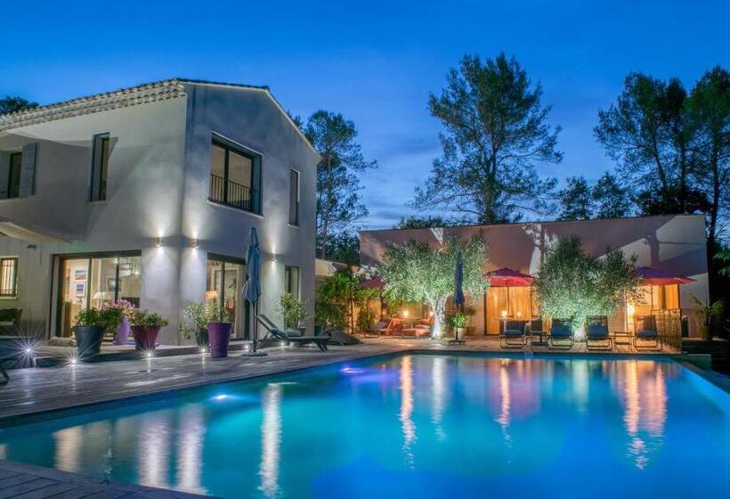 스탠다드 스튜디오 풀장 전망, Sous Les Oliviers Jacuzzi Studios De Standing Tout équipés