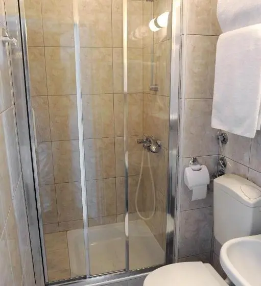 Standard Kolmen Hengen Huone, Pzmot