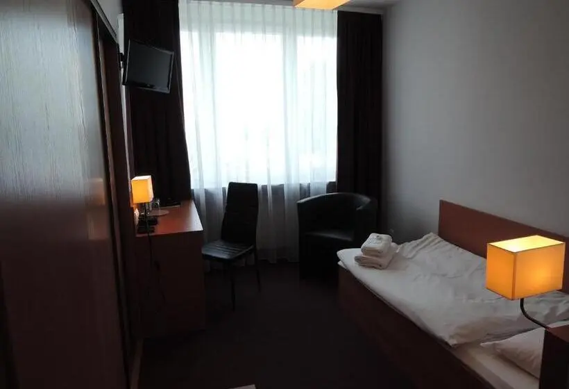 Economy Yhden Hengen Huone, Pzmot