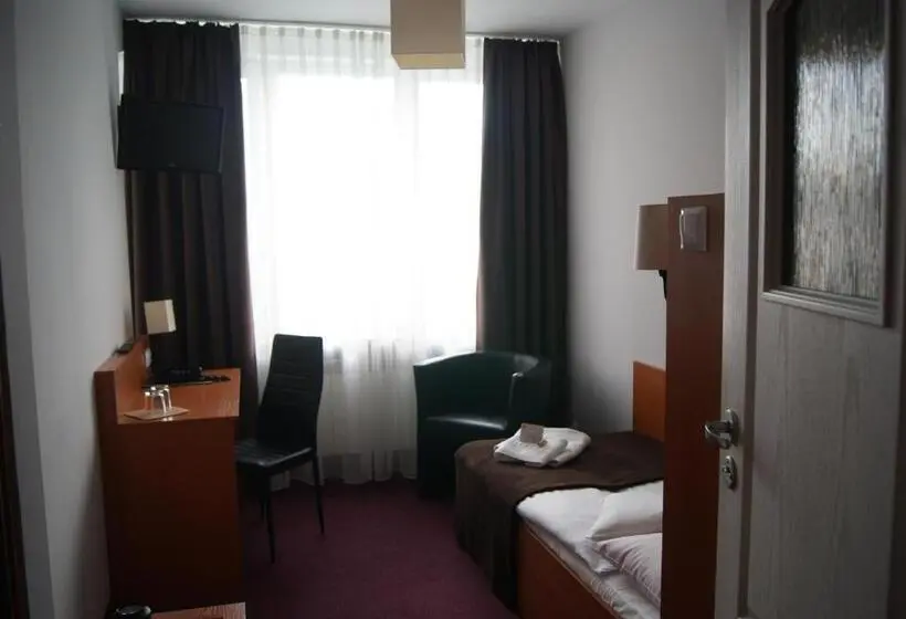 Economy Yhden Hengen Huone, Pzmot