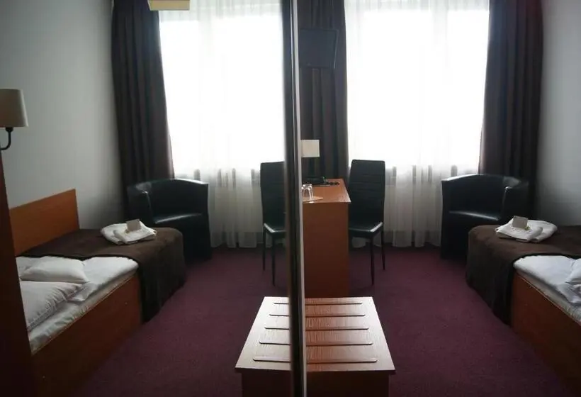 Economy Yhden Hengen Huone, Pzmot