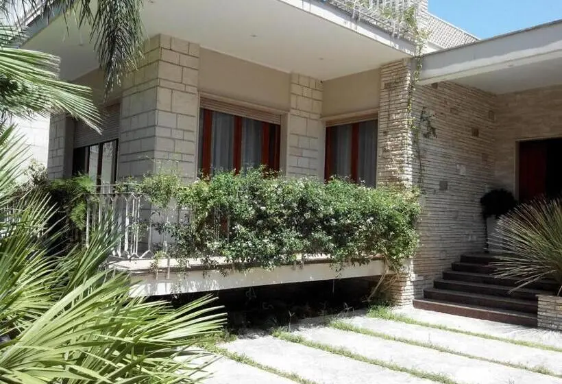 ファミリーステューディオ, Villa Lazzari B&b Tra I Due Mari