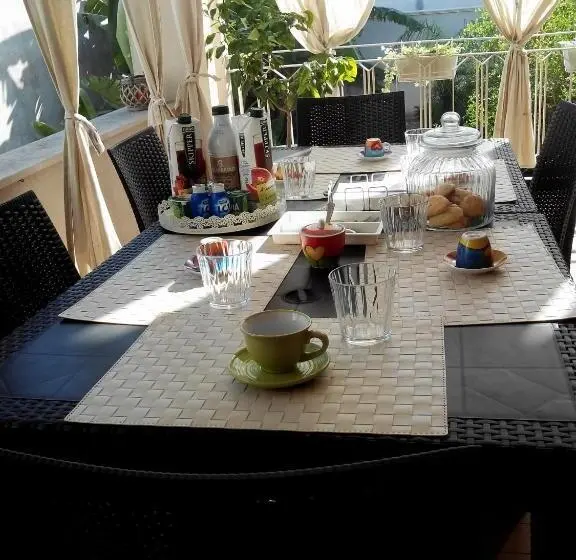 ファミリーステューディオ, Villa Lazzari B&b Tra I Due Mari