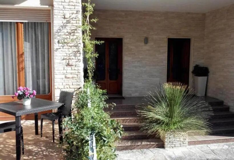 ファミリーステューディオ, Villa Lazzari B&b Tra I Due Mari