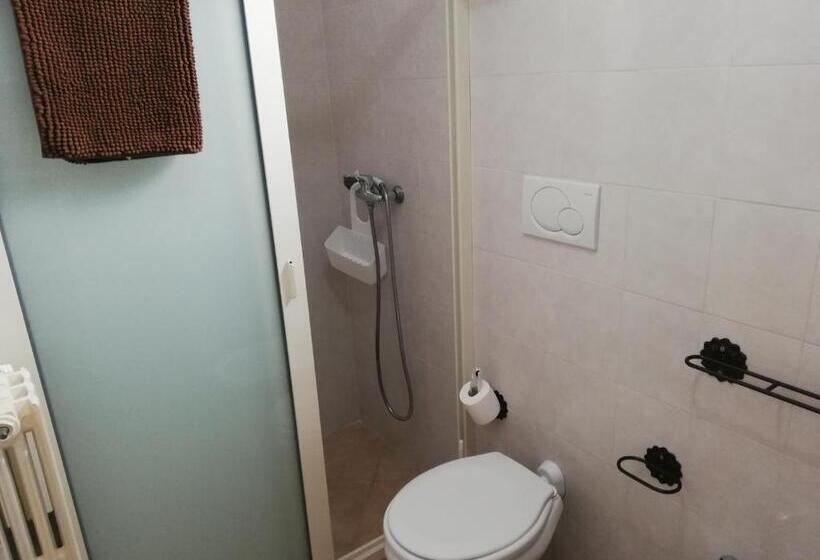 标准三人间, La Stanza Alternativa