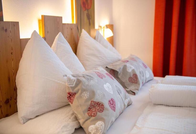 חדר דלוקס לשלושה, Gran Pre