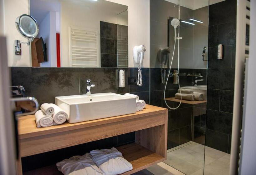 חדר דלוקס לשלושה, Gran Pre