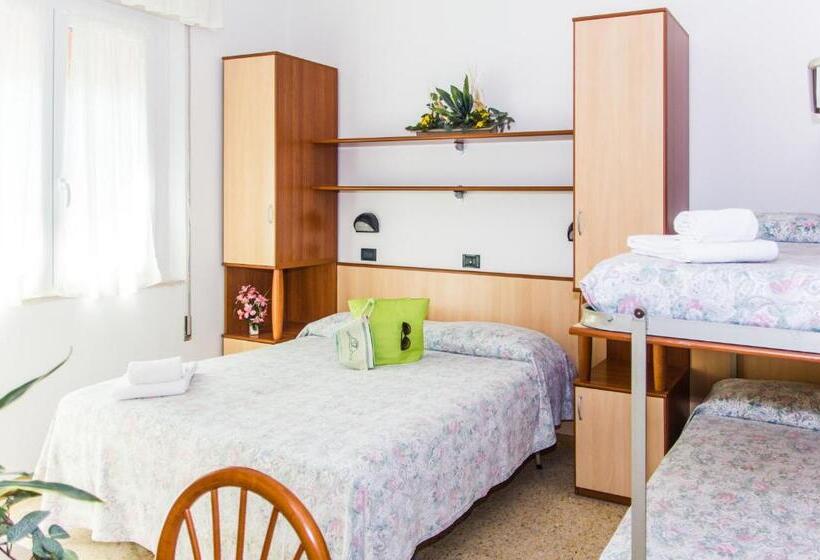 スタンダード4人部屋, Trianon