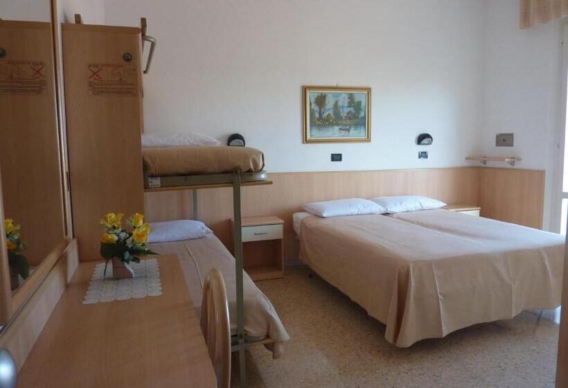 スタンダード4人部屋, Trianon