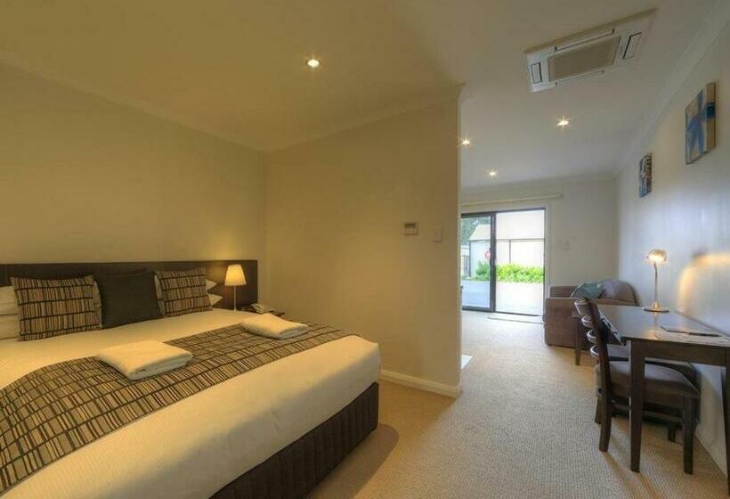 استودیوی استاندارد, Red Earth Motel