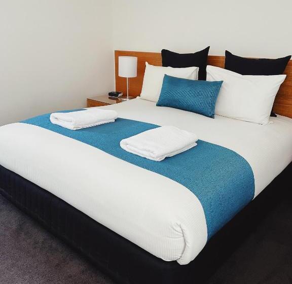 استودیوی استاندارد, Red Earth Motel