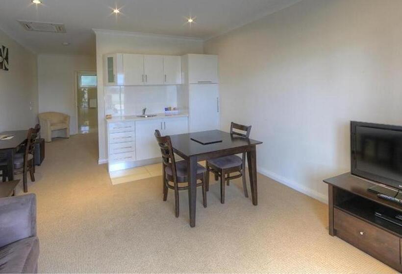 استودیوی استاندارد, Red Earth Motel