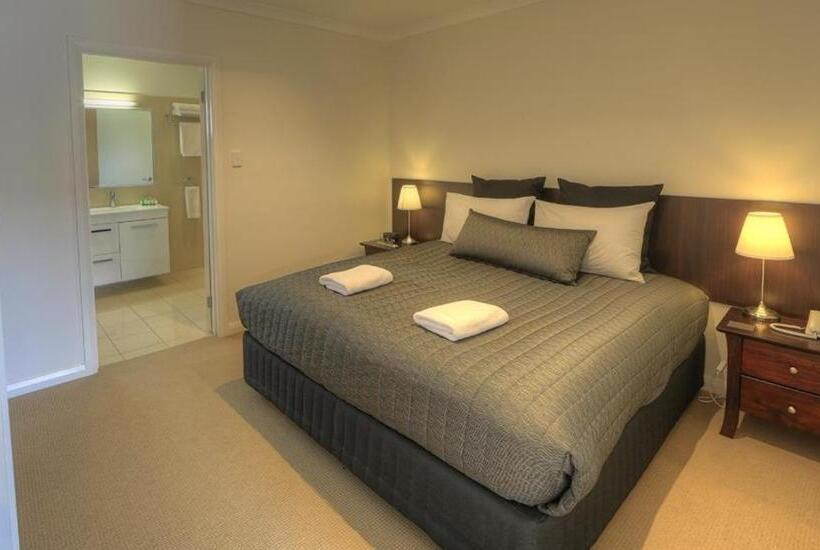 استودیوی استاندارد, Red Earth Motel