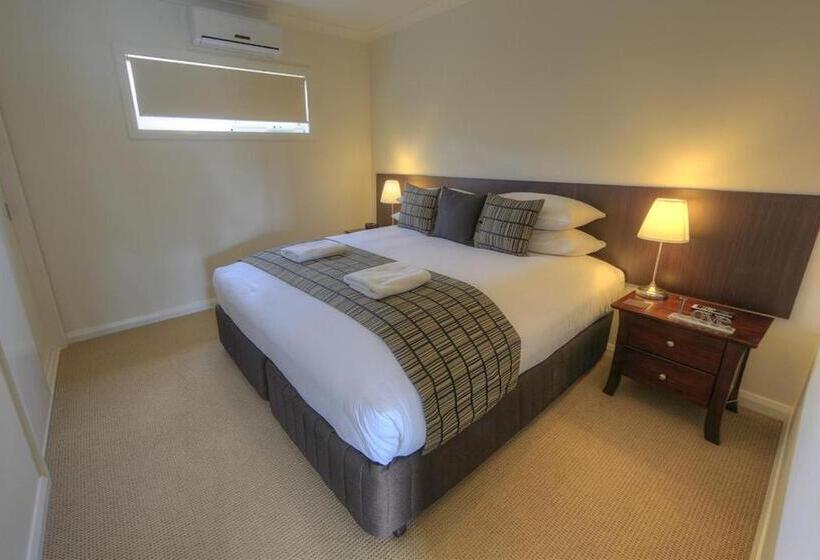 آپارتمان 3 خوابه, Red Earth Motel