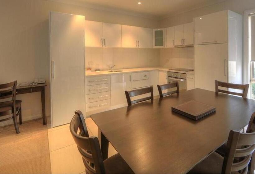 آپارتمان 3 خوابه, Red Earth Motel