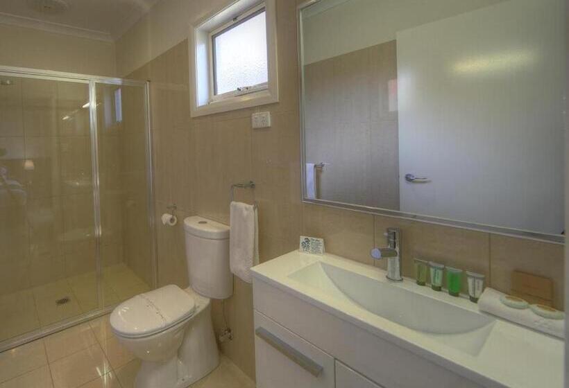 آپارتمان 3 خوابه, Red Earth Motel