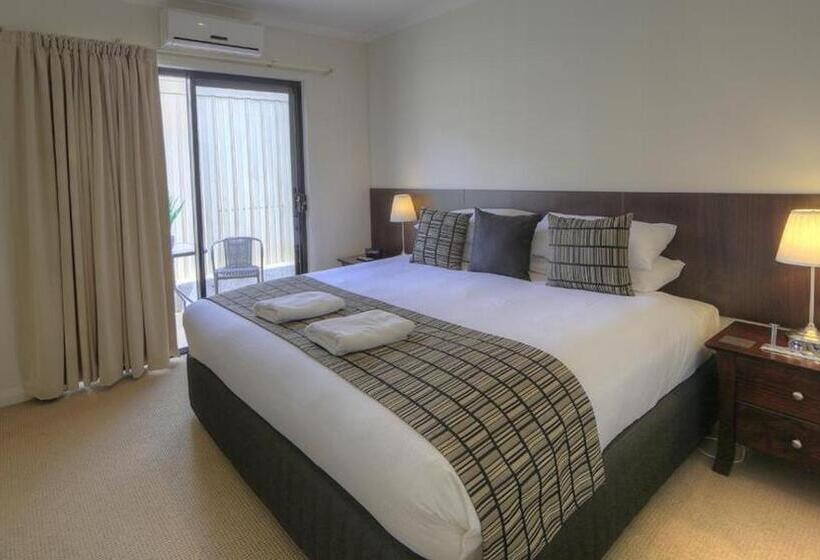 Апартаменты 3 Спальни, Red Earth Motel