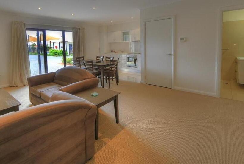 آپارتمان 2 خوابه, Red Earth Motel