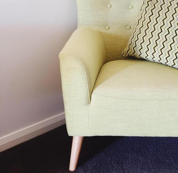 استودیوی لوکس, Red Earth Motel