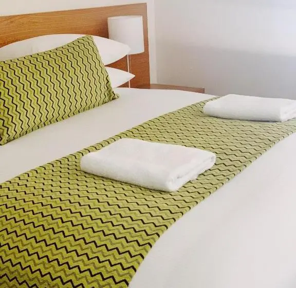 استودیوی لوکس, Red Earth Motel