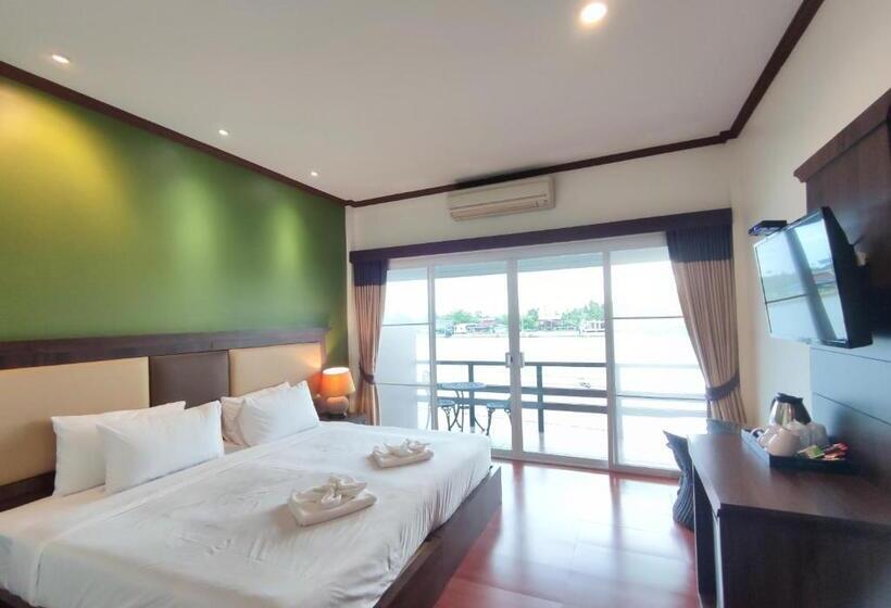 Deluxe room with river view, Baantip Suantong