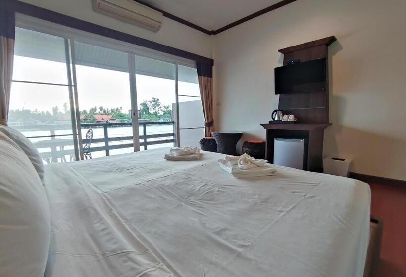 Deluxe room with river view, Baantip Suantong