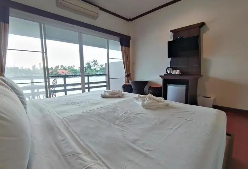 Deluxe room with river view, Baantip Suantong