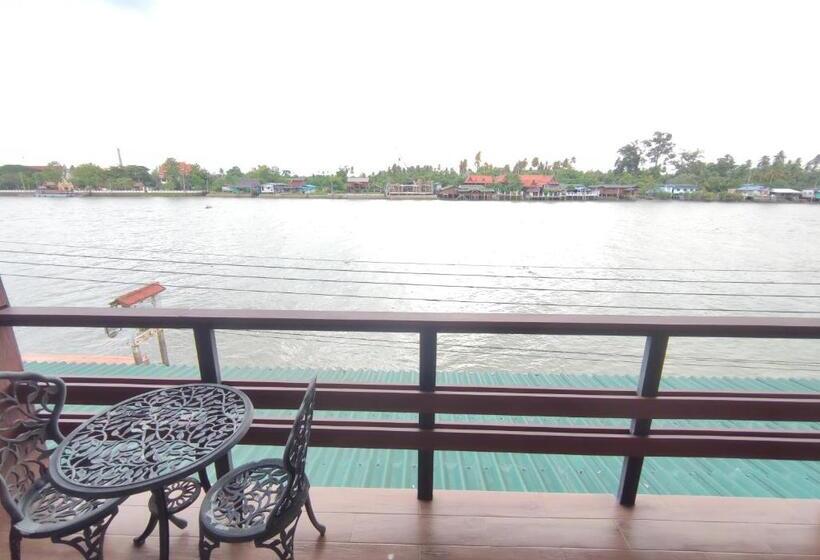 Deluxe room with river view, Baantip Suantong
