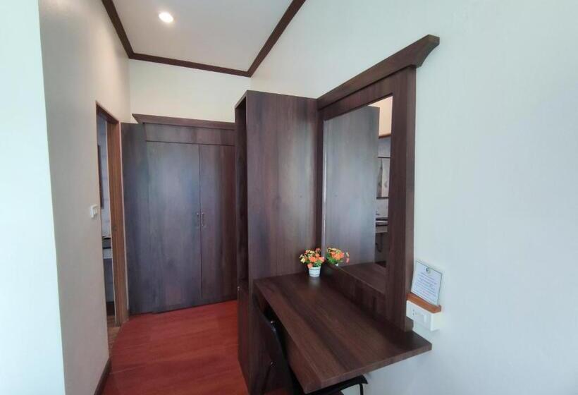 Deluxe room with river view, Baantip Suantong