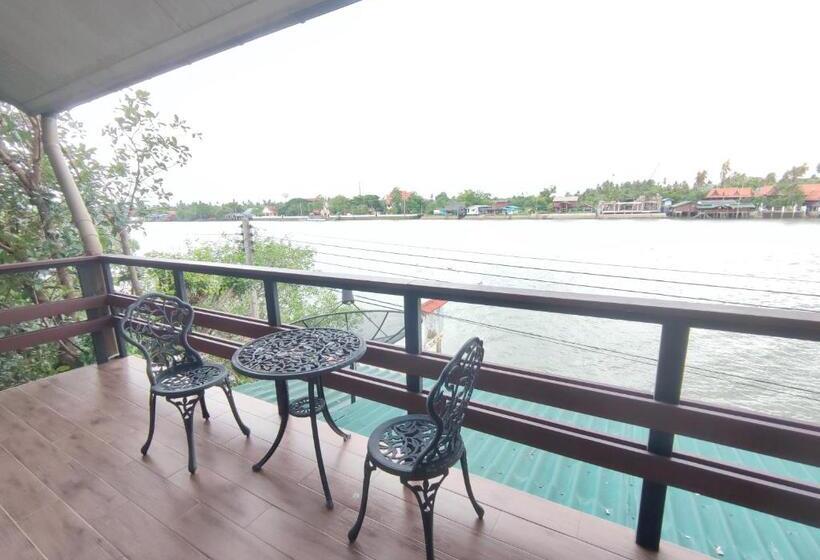 Deluxe room with river view, Baantip Suantong