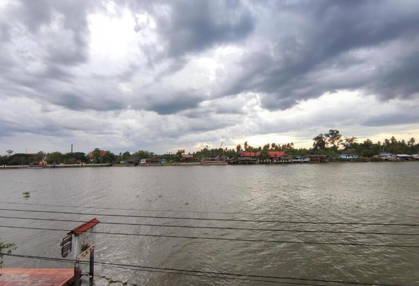 Deluxe room with river view, Baantip Suantong