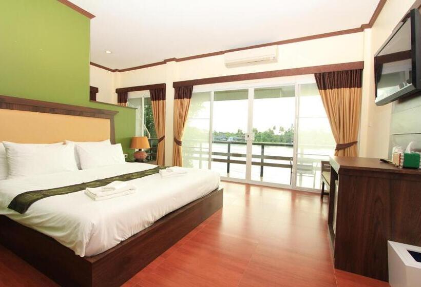 Deluxe room with river view, Baantip Suantong