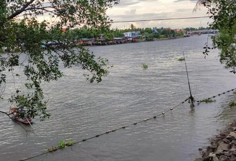 디럭스 룸, Baantip Suantong