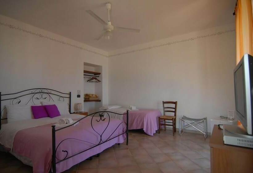 اتاق استاندارد سه نفره, Eoliano B&b