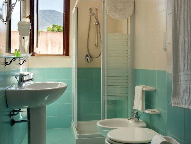 חדר סטנדרט לארבעה, Achibea