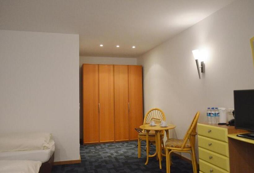 Номер Стандарт Трехместный, B8 Voerde