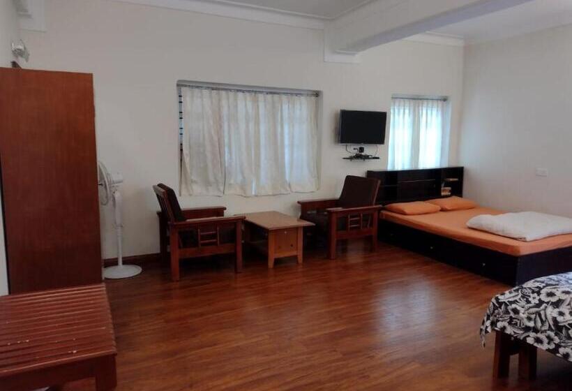 חדר משפחתי, Colonels Inn