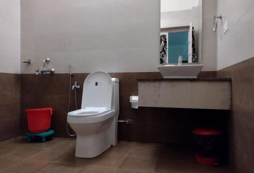 חדר משפחתי, Colonels Inn