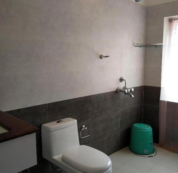 חדר משפחתי, Colonels Inn