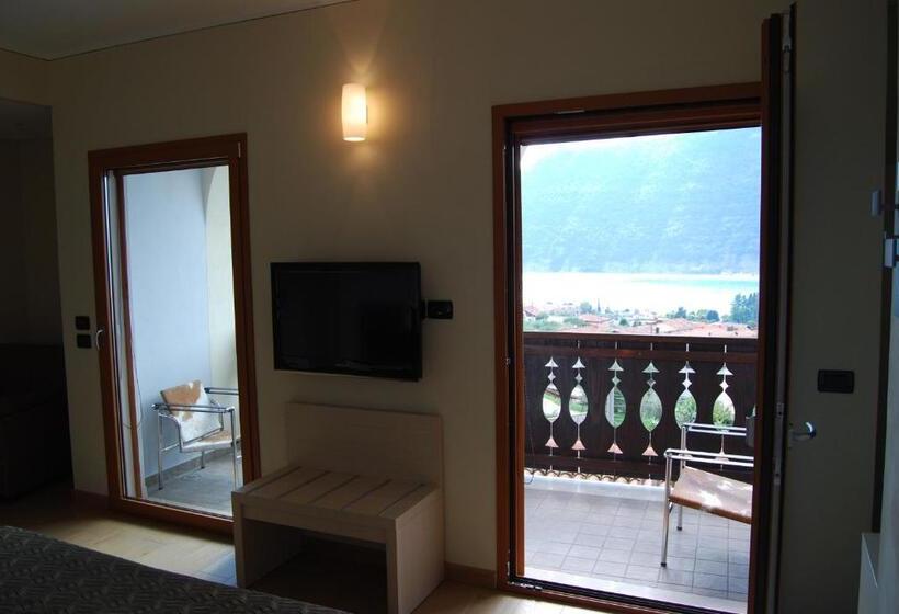 Superior room with lake view, Albergo Ristorante Orazio