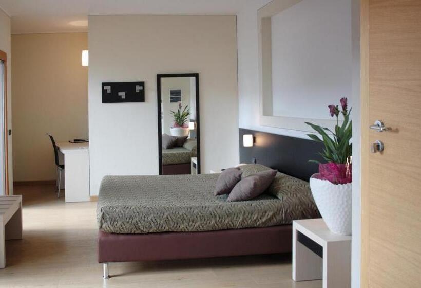 Superior room with lake view, Albergo Ristorante Orazio