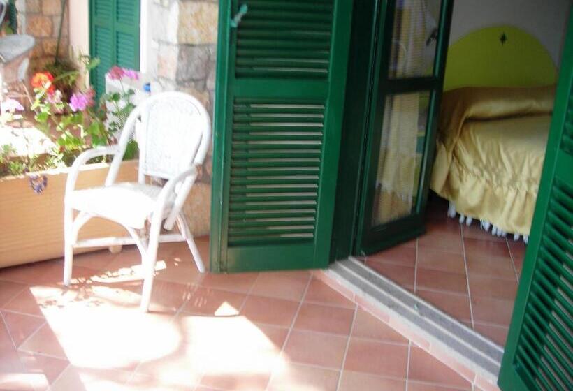 غرفة عائلية مطلّة علي البحر, Club Torre Capovento