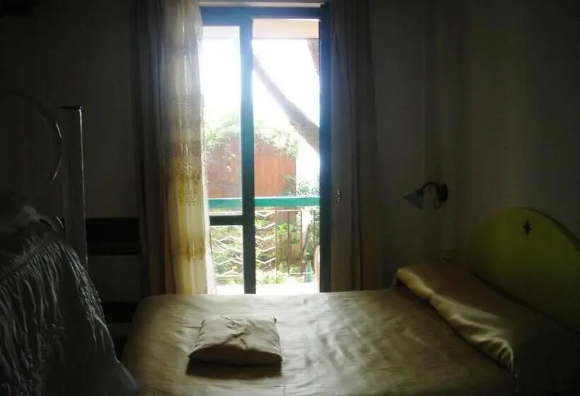 اتاق خانوادگی با چشم‌انداز دریا, Club Torre Capovento
