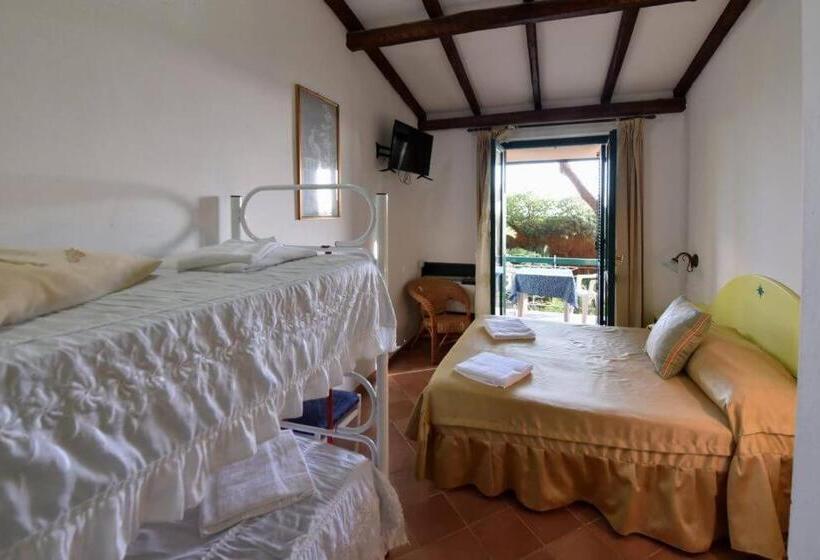 غرفة عائلية مطلّة علي البحر, Club Torre Capovento