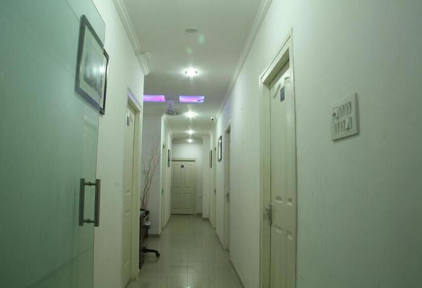 Quarto Triplo Clássico, Deccan Comforts