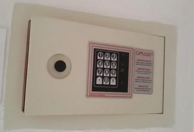Comfort Kolmen Hengen Huone, Lem Casadei